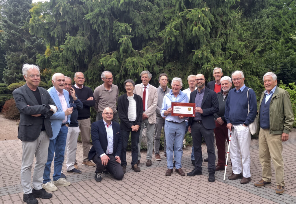 Uitreiking cheque aan Voedselbanken Utrechtse Heuvelrug